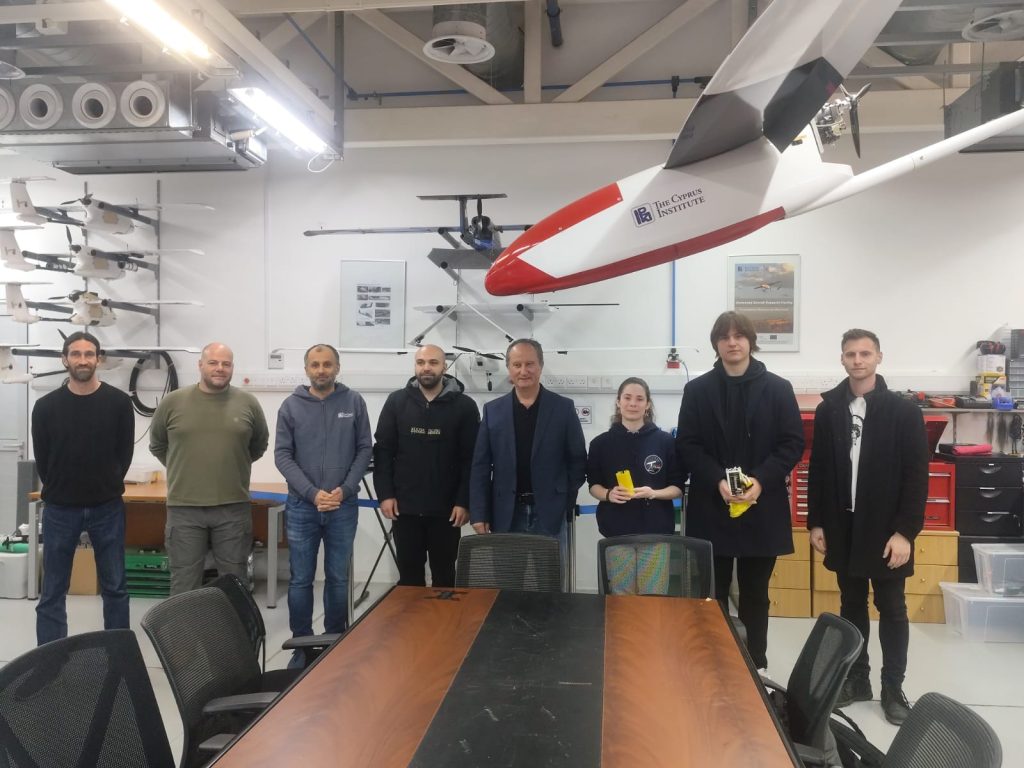 Csoportkép a The Cyprus Institute drónlaboratóriumában